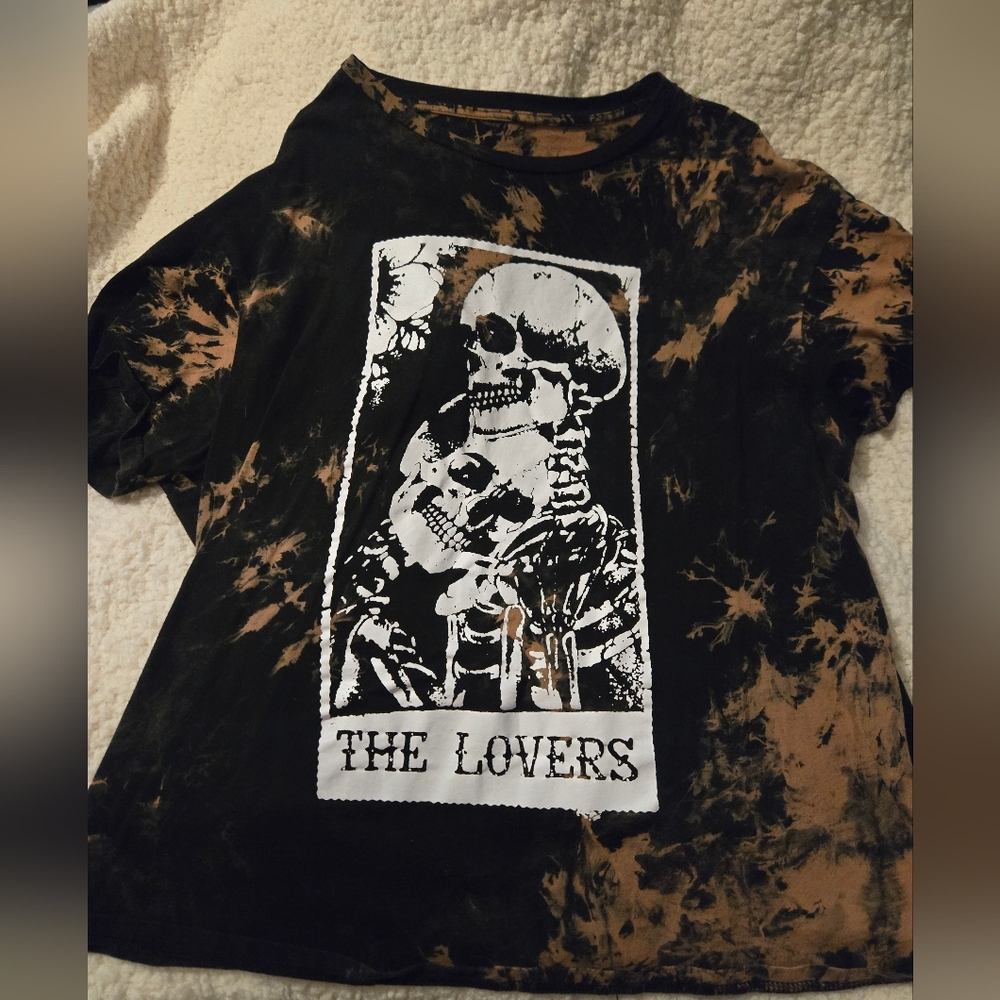 Black and Tan Graphic Tee with Skull Design